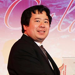 Ken Fujimoto accepts his award from Dean Alfred Tatum and poses for a picture while doing so at the 2017 Alumni Honors Gala.